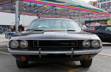 Klasik Amerikan Kaslı Arabası Dodge Challenger R / T coupe, 1970 Orijinal Meet Show 'da. Rusya, St. Petersburg, 5 Eylül 2020.