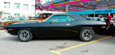 Klasik Amerikan Kaslı Arabası Dodge Challenger R / T coupe, 1970 Orijinal Meet Show 'da. Rusya, St. Petersburg, 5 Eylül 2020.
