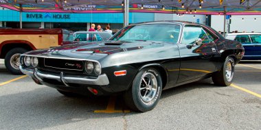 Klasik Amerikan Kaslı Arabası Dodge Challenger R / T coupe, 1970 Orijinal Meet Show 'da. Rusya, St. Petersburg, 5 Eylül 2020.