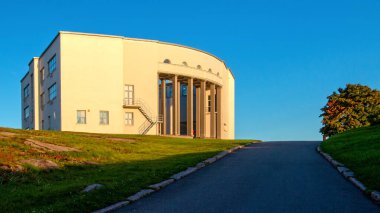 Hermitage-Vyborg Merkezi, Rusya 'nın Vyborg kentindeki Saint Petersburg Hermitage Müzesi' nin bir şubesidir. Hermitage-Vyborg Merkezi 1930 yılında F tarafından tasarlanan Vyborg Sanat Müzesi ve Çizim Okulu binasında kurulmuştur.