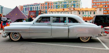 Orijinal Meet Show 'da klasik Amerikan Vintage arabası 1950 Cadillac Limousine. Rusya, St. Petersburg, 5 Eylül 2020. 