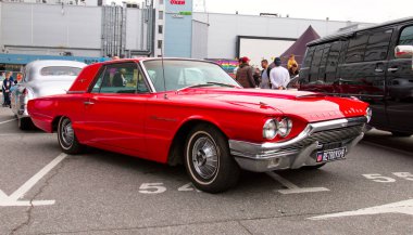 Orijinal Meet Show 'da klasik Amerikan arabası Ford Thunderbird 1964. Rusya, St. Petersburg, 5 Eylül 2020. 