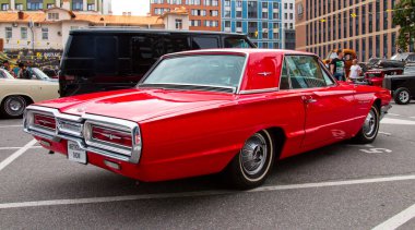 Orijinal Meet Show 'da klasik Amerikan arabası Ford Thunderbird 1964. Rusya, St. Petersburg, 5 Eylül 2020. 