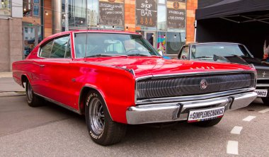 Orijinal Meet Show 'da klasik Amerikan kaslı arabası 1966 Dodge Charger 383. Rusya, St. Petersburg, 5 Eylül 2020.