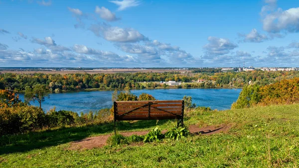 位于俄罗斯圣彼得堡杜德霍夫高地的Autum Npark的长椅 — 图库照片