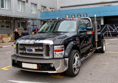 Orijinal Meet Show 'da Amerikan kamyonu Ford Super Duty. Rusya, St. Petersburg, 5 Eylül 2020.
