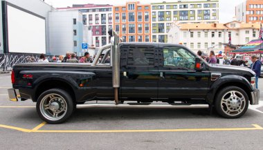 Orijinal Meet Show 'da Amerikan kamyonu Ford Super Duty. Rusya, St. Petersburg, 5 Eylül 2020.
