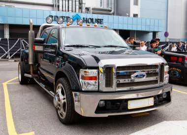 Orijinal Meet Show 'da Amerikan kamyonu Ford Super Duty. Rusya, St. Petersburg, 5 Eylül 2020.