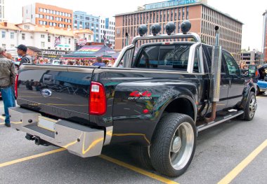 Orijinal Meet Show 'da Amerikan kamyonu Ford Super Duty. Rusya, St. Petersburg, 5 Eylül 2020.