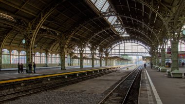 St. Petersburg 'daki Vitebskiy Vokzal tren istasyonunun içi. St. Petersburg, Rusya - 9 Ekim 2020