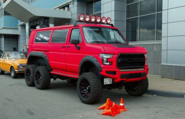 Özel Raptor 6x6 Otobüs, Orijinal Meet Show 'da Ford the Club Wagon tabanlı. Rusya, St. Petersburg, 5 Eylül 2020.