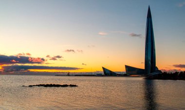 Finlandiya Körfezi 'nde gün batımı ve Lakhta şehir merkezi gökdeleni manzarası. St. Petersburg, Rusya - 14 Ekim 2020