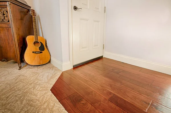 Eine Akustikgitarre Auf Teppich Holzboden Zimmer — Stockfoto