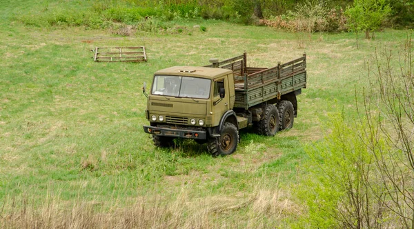 Militaire Vrachtwagen Groene Veld Gras Close — Stockfoto