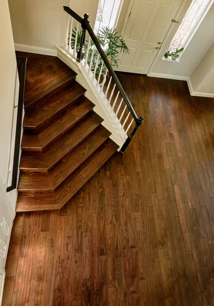 现代木制楼梯和硬木地板 棕色硬木 图库图片