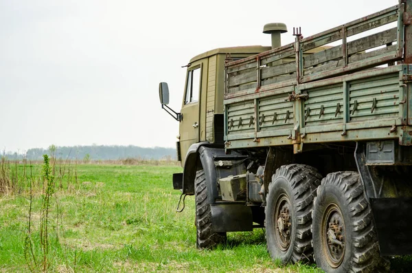 Сторона военного грузовика на полигоне — стоковое фото