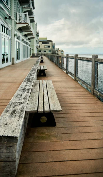 Muelle de mar con bancos — Foto de Stock