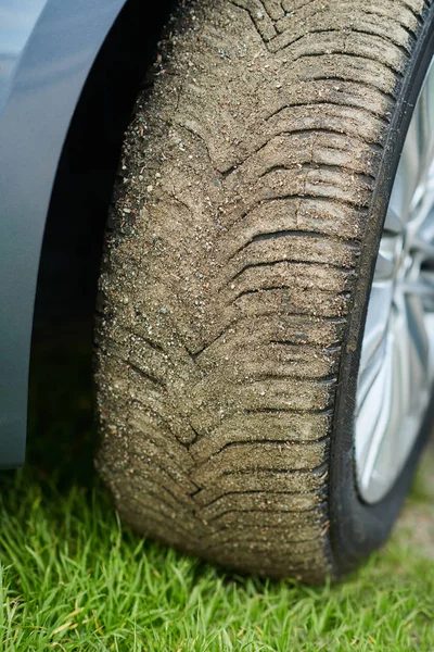 Fechar um pneu com lama e sujeira — Fotografia de Stock