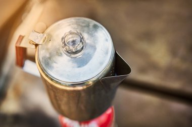 Primus ateşinde seyahat su ısıtıcısı