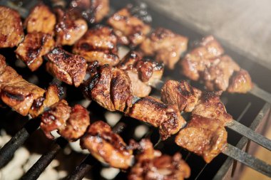 Brazier, kuzu eti ile Barbekü şişler