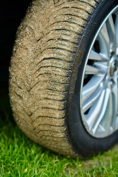 Close-up de uma roda de carro em uma estrada de terra — Fotografia de Stock
