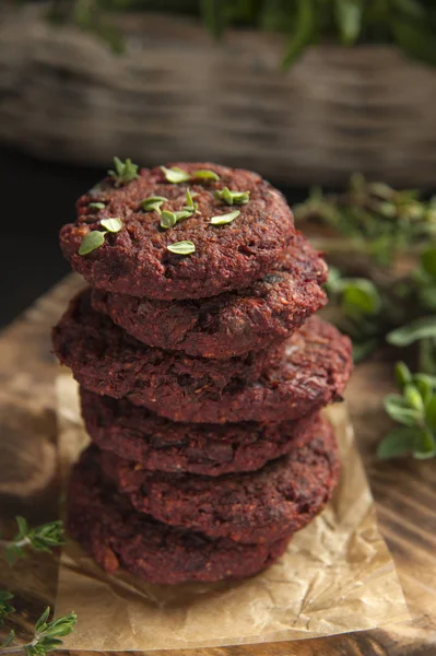 Costeletas veganas com ervas picantes servidas em uma superfície de madeira . — Fotografia de Stock