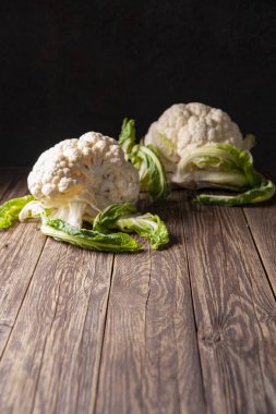 Taze sonbahar hasadı. Güneş ışığı, kaba ahşap masaya uzanan karnabahar köşelerine düşer. Kara duvarın arkasında..