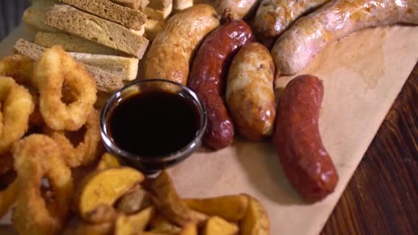 Grill Geräuchertes Schweineschnitzel Vom Grill Und Würstchen Zum Bier Auf — Stockvideo