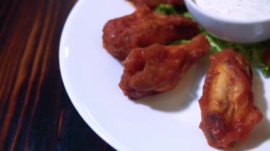 Restoranda lezzetli ızgara tavuk kanatları
