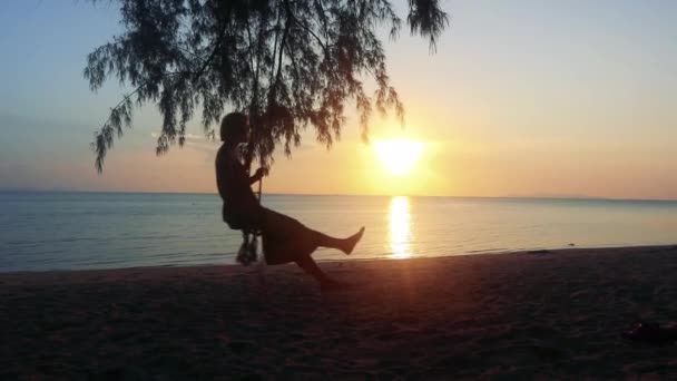 Mujer Feliz Balanceándose Columpio Una Playa Atardecer — Vídeo de stock