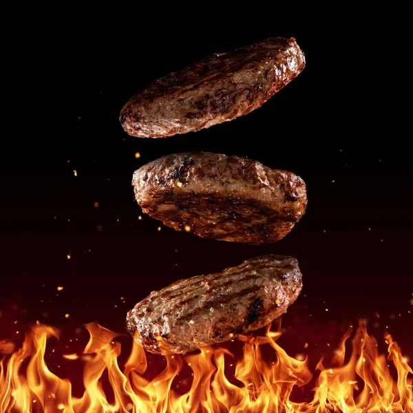 Latające Wołowiny Mielone Hamburger Kawałki Powyżej Grill Płomienie Białym Czarnym — Zdjęcie stockowe