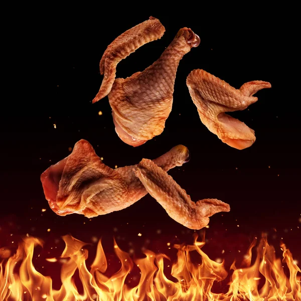 Fliegende Rohe Hühnerstücke Über Grillflammen Isoliert Auf Schwarzem Hintergrund Konzept — Stockfoto