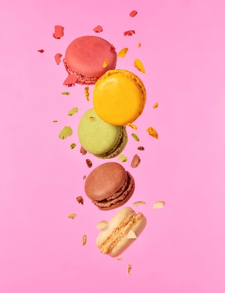 Gekleurde Franse Macarons Vliegen Bevriezen Beweging Begrip Vliegen Voedsel Geïsoleerd — Stockfoto