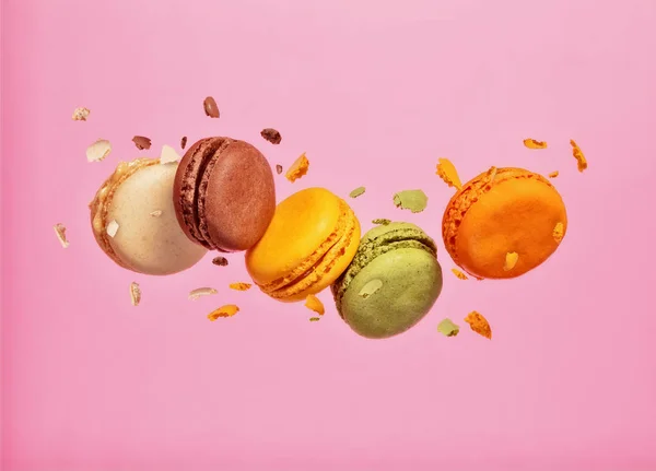 Gekleurde Franse Macarons Vliegen Bevriezen Beweging Begrip Vliegen Voedsel Geïsoleerd — Stockfoto