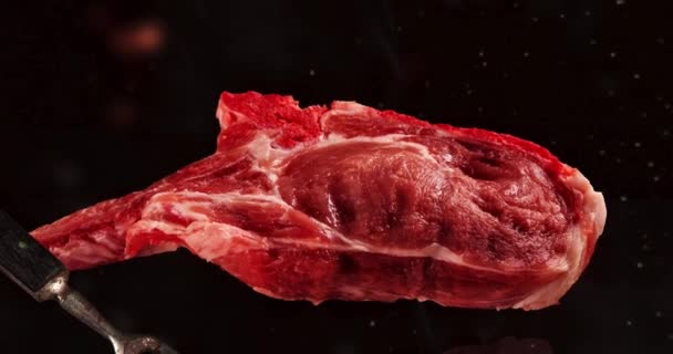モーションエフェクトのスライダーと黒のチョップ ステーキの豚肉の部分を飛行 — ストック動画
