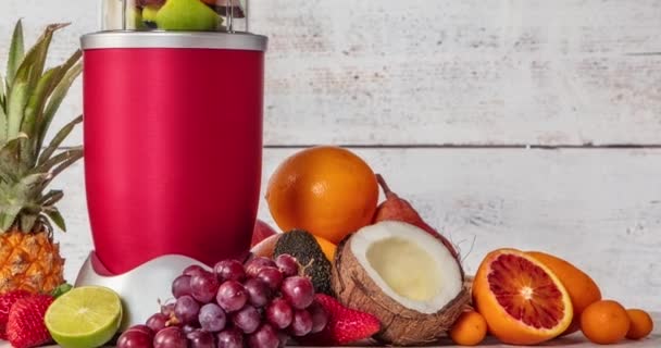 Misturador Smoothie Maker Com Pedaços Ingredientes Frutas Colocados Interior Madeira — Vídeo de Stock