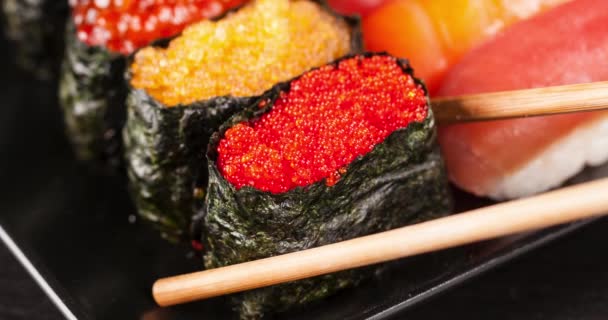 Olika Slags Sushi Bitar Skjutreglaget Uppspelningseffekt — Stockvideo