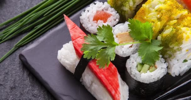 Olika Slags Sushi Bitar Skjutreglaget Uppspelningseffekt — Stockvideo