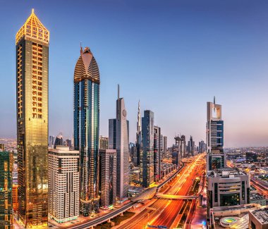 Dubai gün batımı manzarasına Uluslararası Dubai Kongre ve Sergi Sarayı Sheike Zayed yolu ile. Dubai Uae süper modern şehir, kozmopolit megalopolis olduğunu.