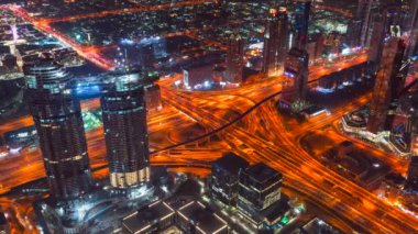 Dubai, Birleşik Arap Emirlikleri - Mart 2018: Gün gece timelapse, yeni inşa edilmiş modern tolerans köprü Dubai kanalına.