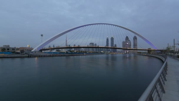 Dubai Uae March 2018 วงเวลากลางว งกลางค นของสะพานความอดทนท างข นใหม ในคลองด วีดีโอสต็อกที่ปลอดค่าลิขสิทธิ์
