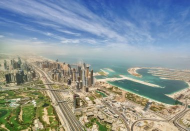 Dubai Marina şehir merkezinde, panoramik uçak penceresinden havadan görünümü.