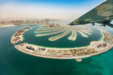 Havadan görünümü yapay Palmiye Adası Dubai uçak penceresinden. Panoramik görünüm.