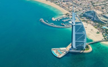 Dubai, Birleşik Arap Emirlikleri - Mart 2018: Dubai, dünyanın en lüks otel Burj Al Arab otelinin havadan görünümü.