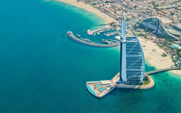 МАРТ 2018: Воздушный вид на отель Burj Al Arab в Дубае, один из самых роскошных отелей в мире
.