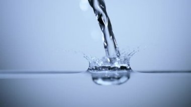 Süper ağır çekim dalga su ve kabarcıklar, 1000fps. ProRes 422 Hq codec.