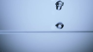 Süper ağır çekim dalga su ve kabarcıklar, 1000fps. ProRes 422 Hq codec.