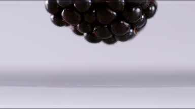 Suya düşen blackberry süper ağır çekim. Filme sinema ağır çekim kamera, 1000 fps, Prores 422 Hq codec.