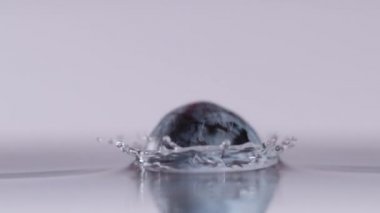 Suya düşen yaban mersini süper ağır çekim. Filme sinema ağır çekim kamera, 1000 fps, Prores 422 Hq codec.