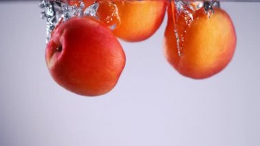 Suya düşen kayısı süper ağır çekim. Filme sinema ağır çekim kamera, 1000 fps, Prores 422 Hq codec.